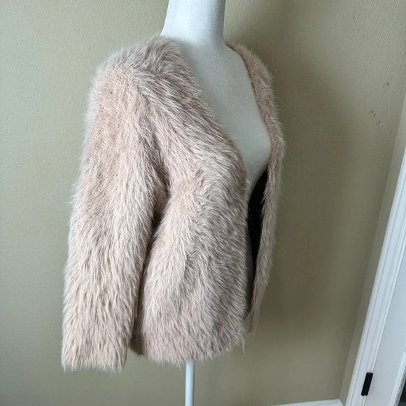 MOLLY BRACKEN Faux Fur Eyelash Cropped Open Front Blush Pink Cardigan Size Small - Picture 8 of 10